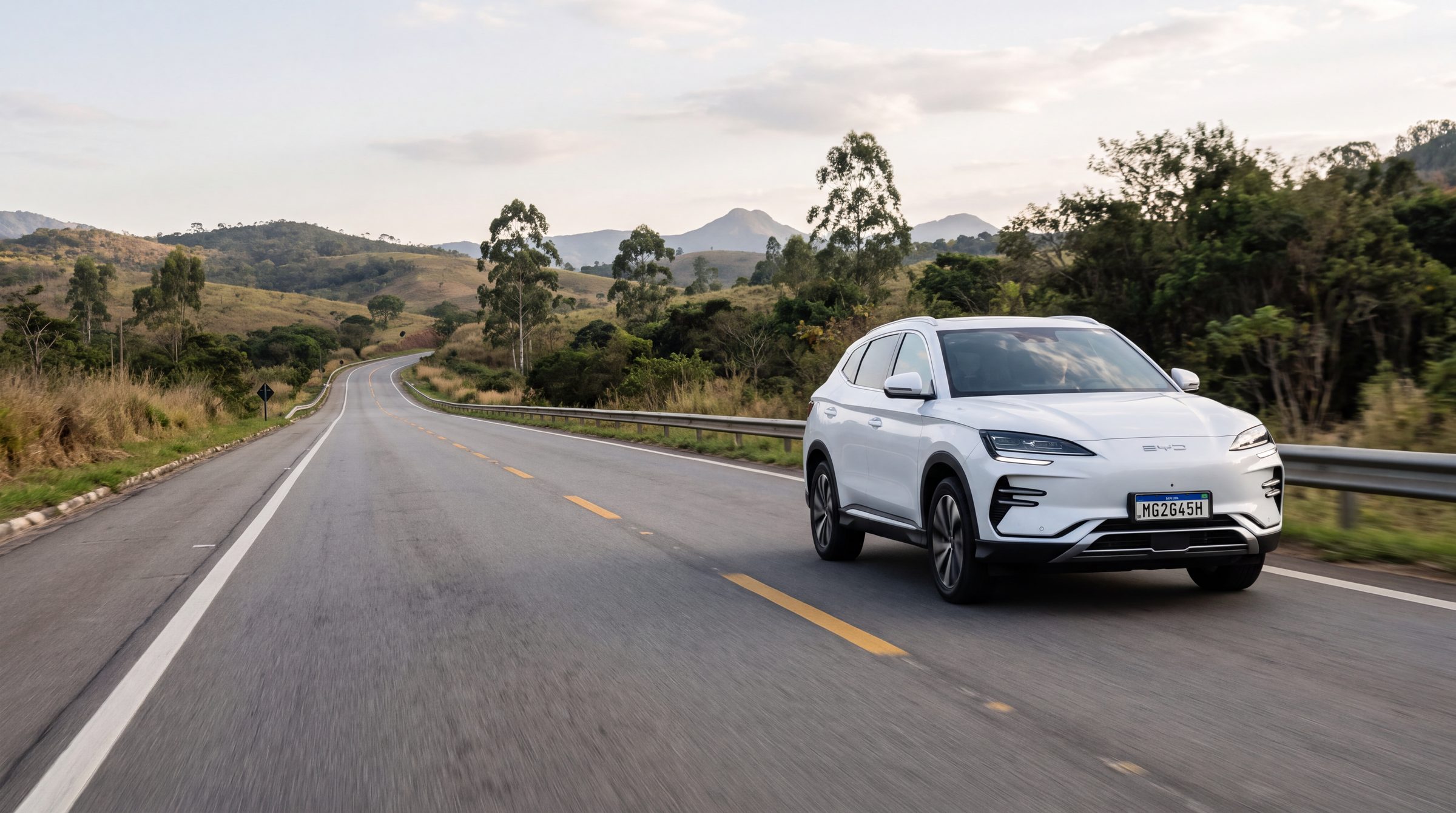 SUV elétrico em rodovia